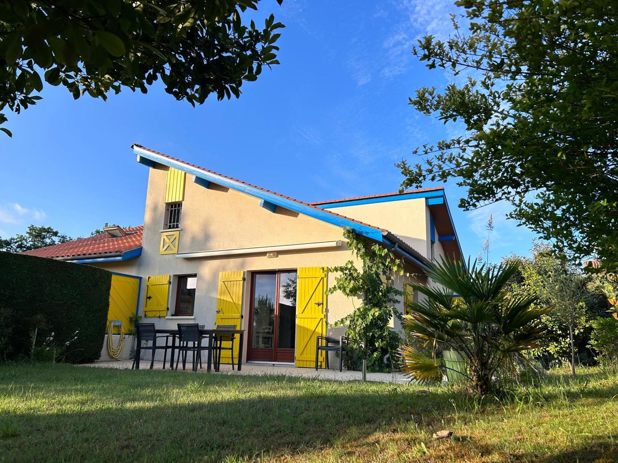 Jolie Maison De Vacances Avec Terrasse Et Jardin Сен-Жулиен-ан-Борн Екстериор снимка